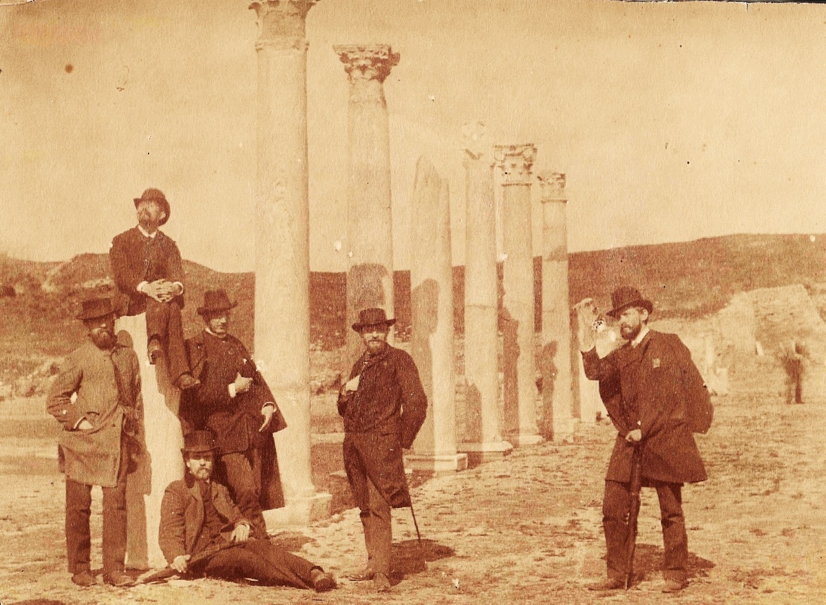 С.У. Соловьёв (в центре) и другие архитекторы в Помпеях во время поездки по Италии в первой половине 1880-х годов. Фото отсюда: https://ru.wikipedia.org