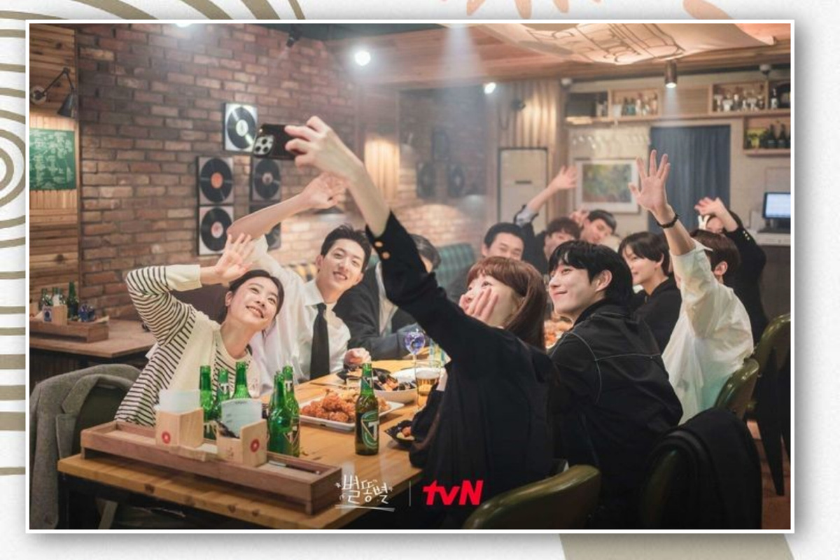 Так как корейцы чаще в дорамах показывают такие мероприятия, снова кадр из корейской дорамы - "Падающая звезда"