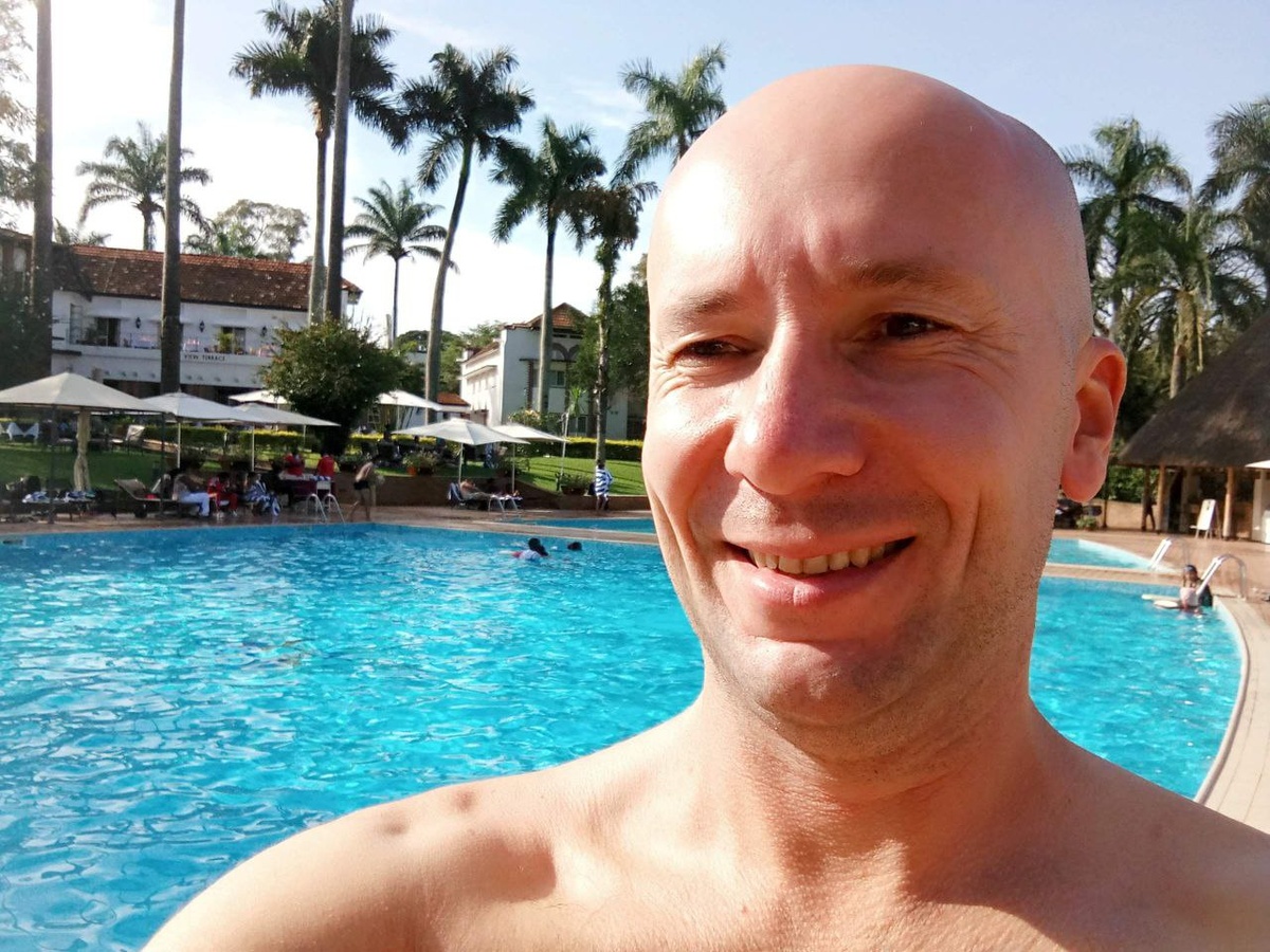 На фото в соцсетях - довольный и загорелый на пляжах, в бассейнах или на Белом Ниле.