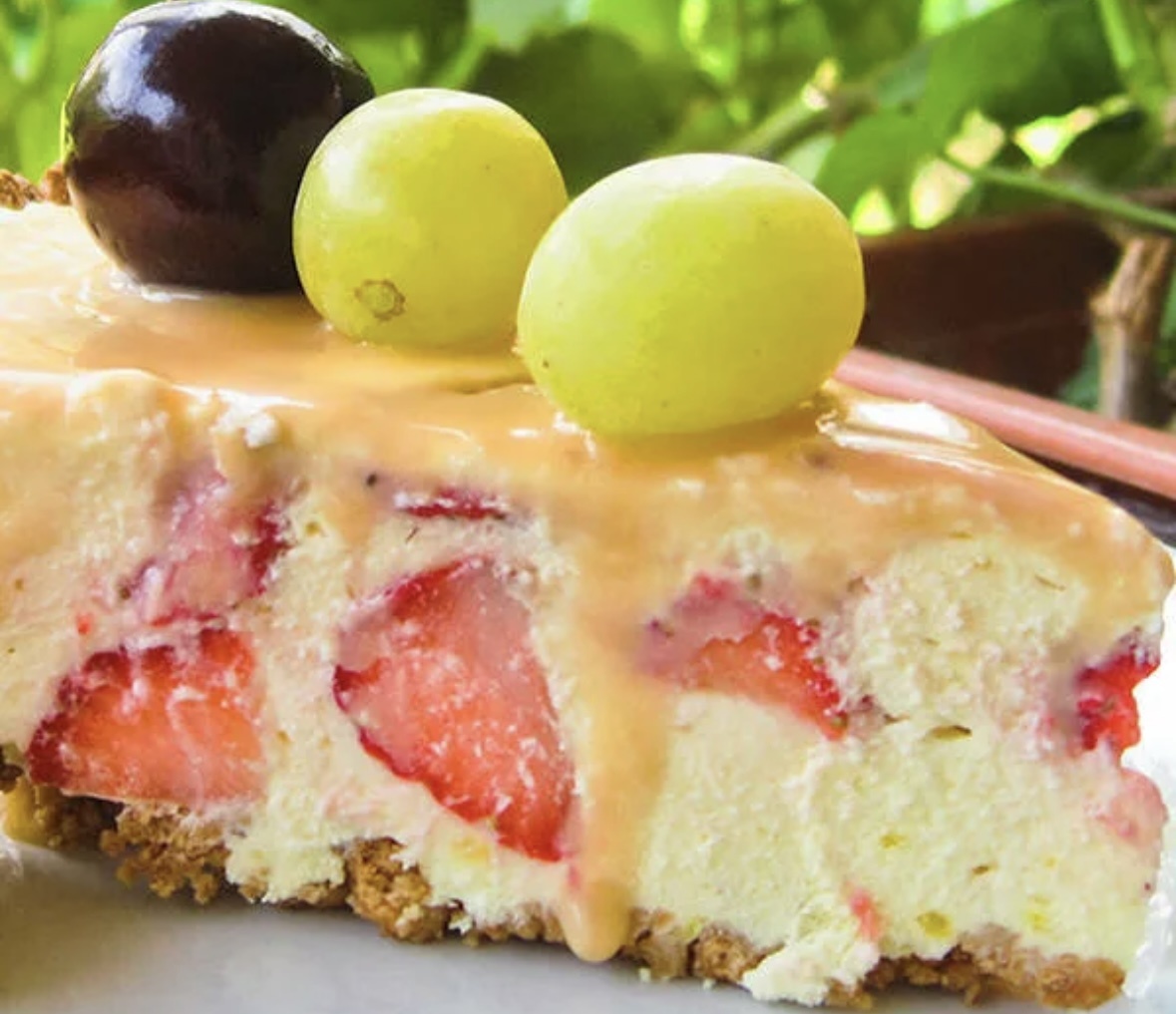 🍳 Творожная запеканка с фруктами - идеальный завтрак!

Ингредиенты:
- Творог 500 г
- Сахар 100 г
- Яйца 2 шт
- Соль щепотка
- Молоко 100 мл
- Вода 100 мл
- Сливочное масло 30 г
- Манка 50 г
- Фрукты/орехи по вкусу

Приготовление:
1. Смешайте молоко с водой, добавьте сахар, соль и манку
2. Доведите до кипения, помешивая
3. Добавьте сливочное масло
4. Смешайте кашу с взбитым блендером творогом
5. Добавьте яйца, взбейте до однородности
6. Выложите в форму
7. Выпекайте 30 минут при 180°C

Советы:
- Добавьте любимые фрукты или орехи для разнообразия
- Можно использовать курагу, изюм или свежие ягоды
- Подавайте со сметаной или медом
- Запеканка вкуснее, когда немного остынет