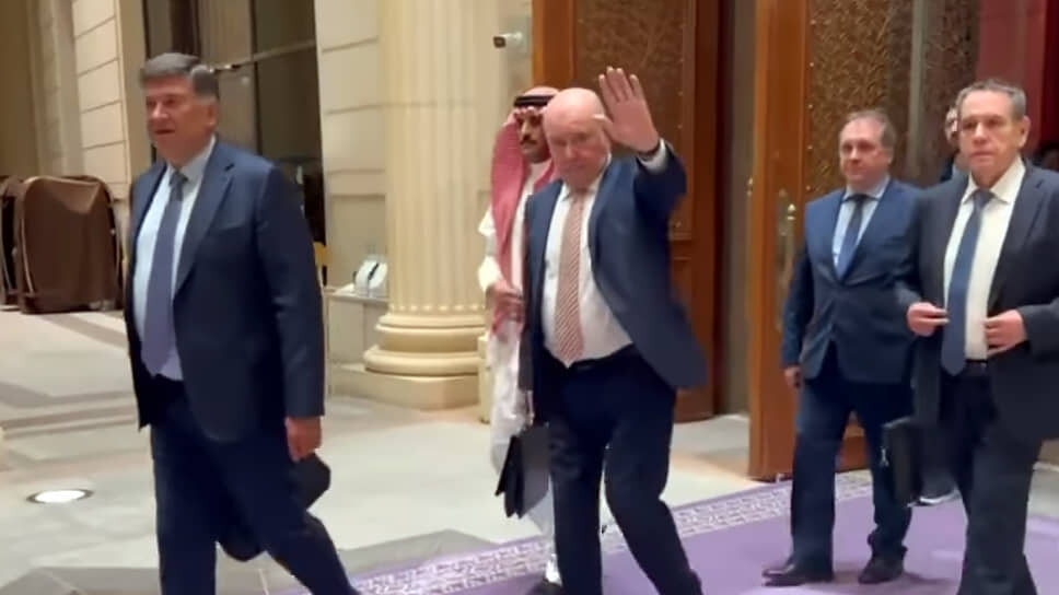 Глава международного комитета Совета Федерации Григорий Карасин (в центре) и советник директора ФСБ Сергей Беседа (слева) после окончания переговоров делегаций России и США по урегулированию украинского конфликта в Эр-Рияде.📷Фото: @MIDRussia