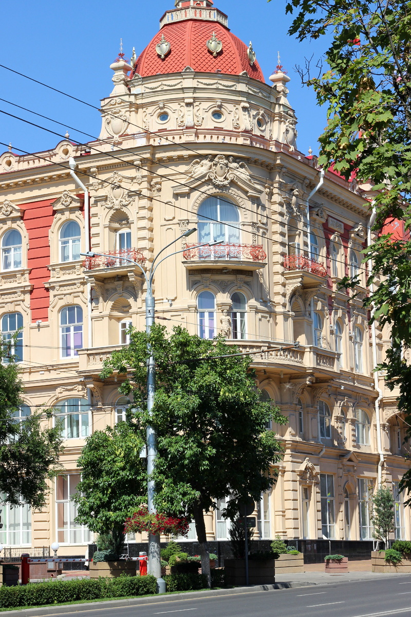 Здание довольно часто меняло свой цвет - от белоснежного до зеленого и кремово-коричневого как сейчас