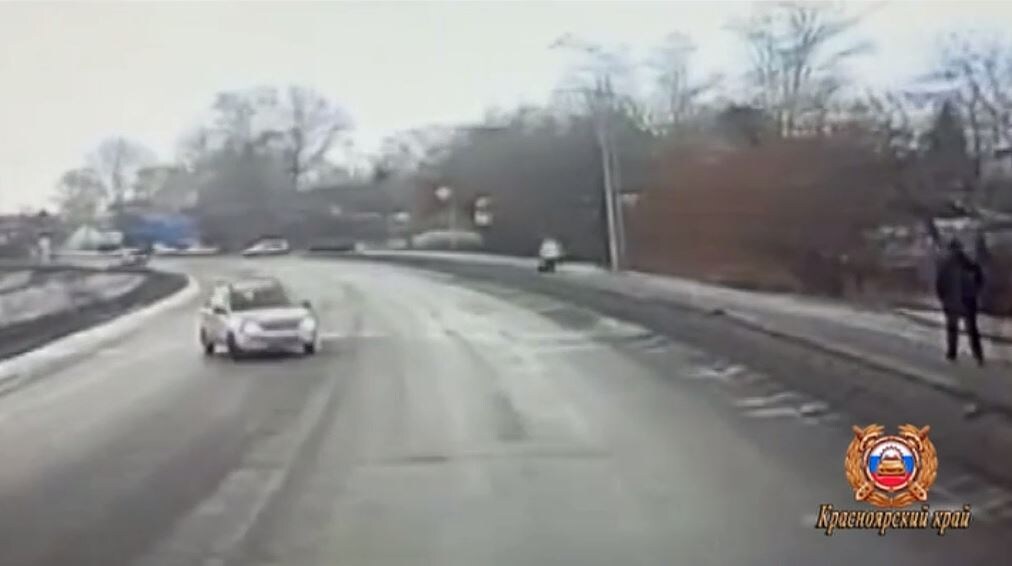     В Назарове автомобилистка не заметила столкновения с бензовозом и уехала с места ДТП