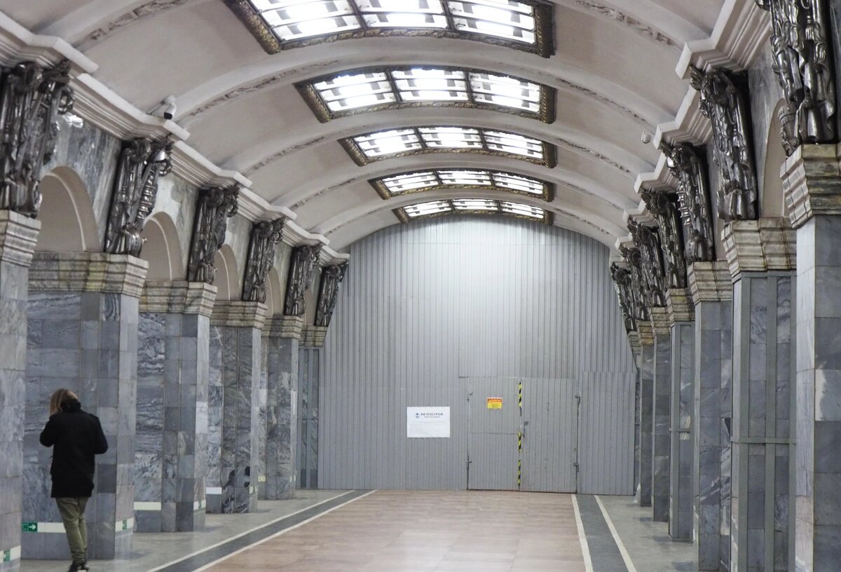 Вестибюль «Кировского завода» уже претерпел изменения./ФОТО Сергея ГРИЦКОВА