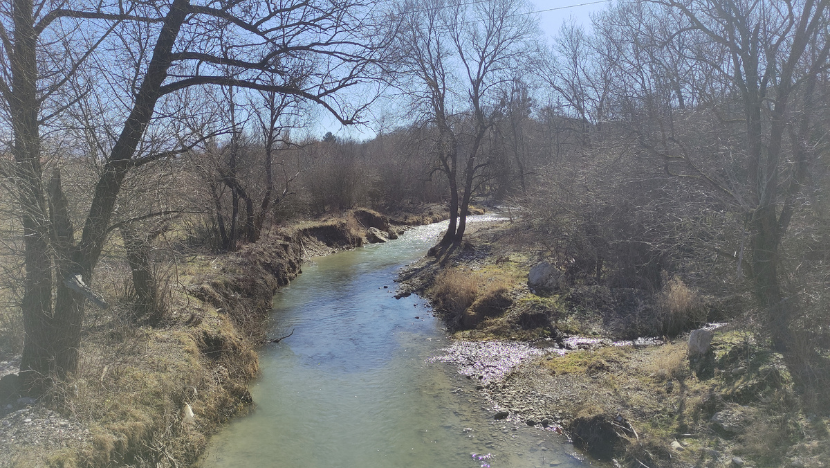 Вдоль дороги речка