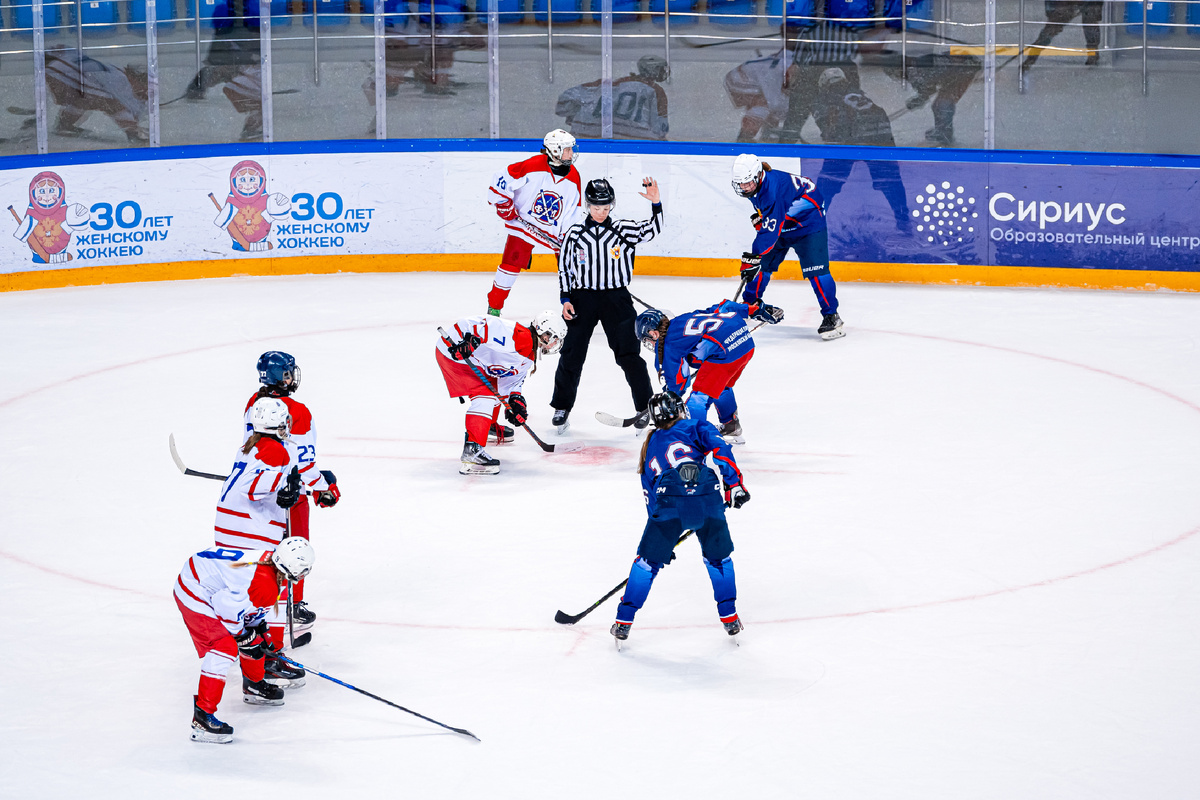 Участницы мартовской программы Образовательного центра «Сириус» встретились с судейским корпусом Федерации хоккея России.