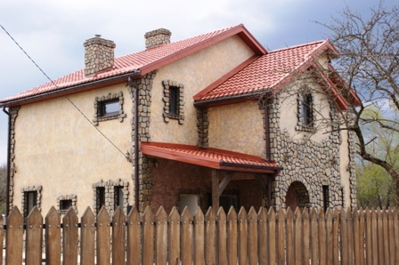 Облицовка речным булыжником — это не только вопрос эстетики, но и функциональности. Плоский булыжник, отобранный вручную, становится все более популярным материалом для отделки фасадов, создания элементов ландшафтного дизайна и мощения дорожек. Благодаря разнообразию размеров и цветов, такой камень позволяет реализовать самые смелые дизайнерские решения.