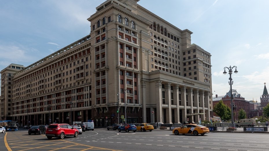    Отель Четыре сезона Москва (Four Seasons Hotel Moscow), копия легендарной гостиницы «Москва», ул. Охотный Ряд, 2. Автор фото: Тихонов Михаил