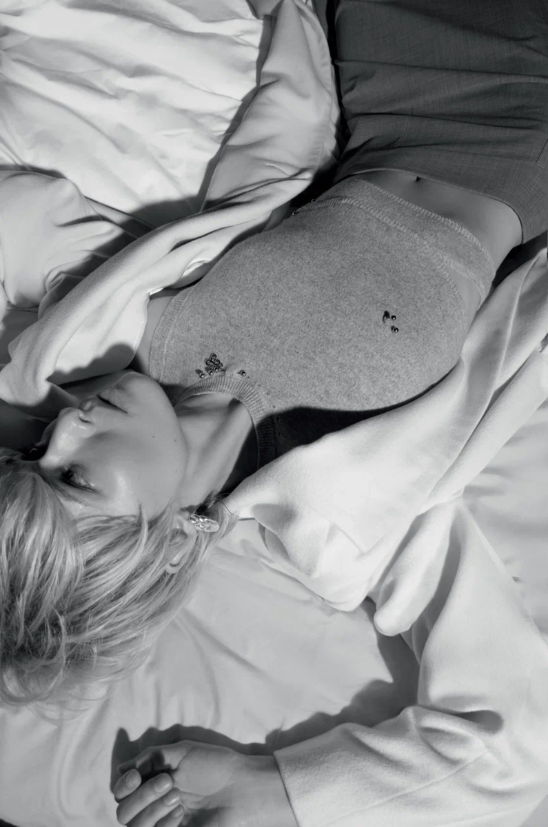     Пальто, Chapurin; топ, AND the brand; юбка, Fabiana Filippi; серьги, Aloud (Poison Drop)