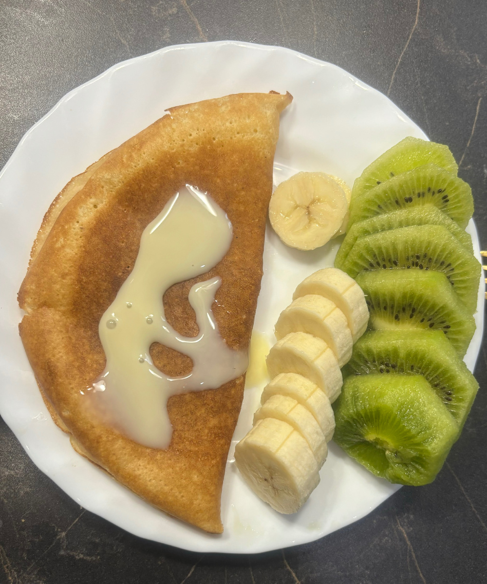 Готовила в воскресенье, все - таки блинчики довольно таки калорийная еда, а я в последнее время стала следить за питанием своим и дочерей