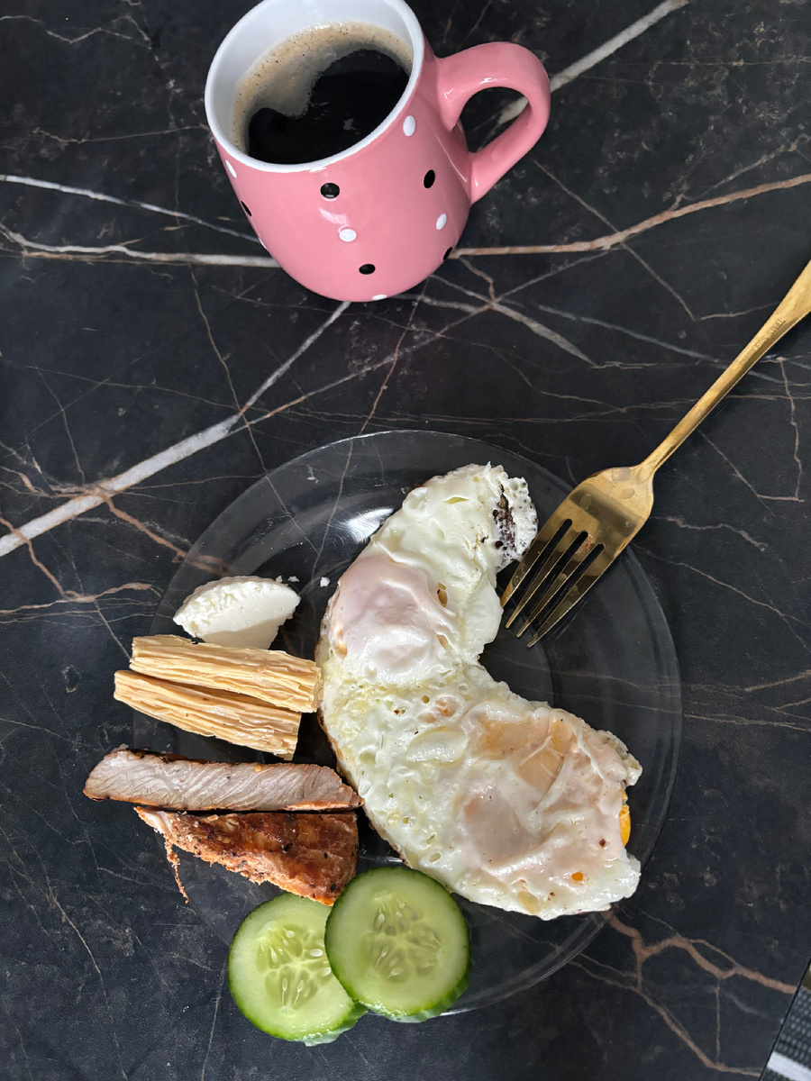 Яичница с тем что нашла в холодильнике ( спаржа, огурец, адыгейский сыр, индейка на гриле)