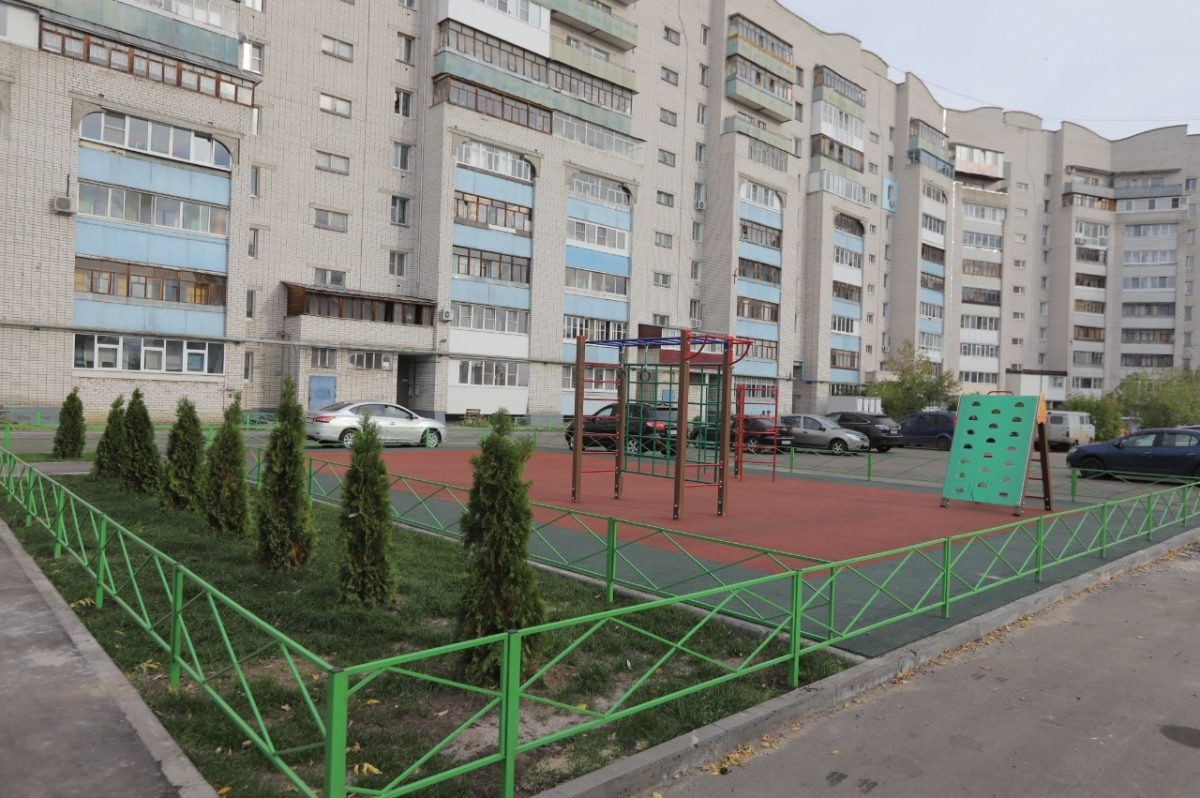   При посадке деревьев надо учитывать правила благоустройства и нормы технической эксплуатации жилищного фонда.