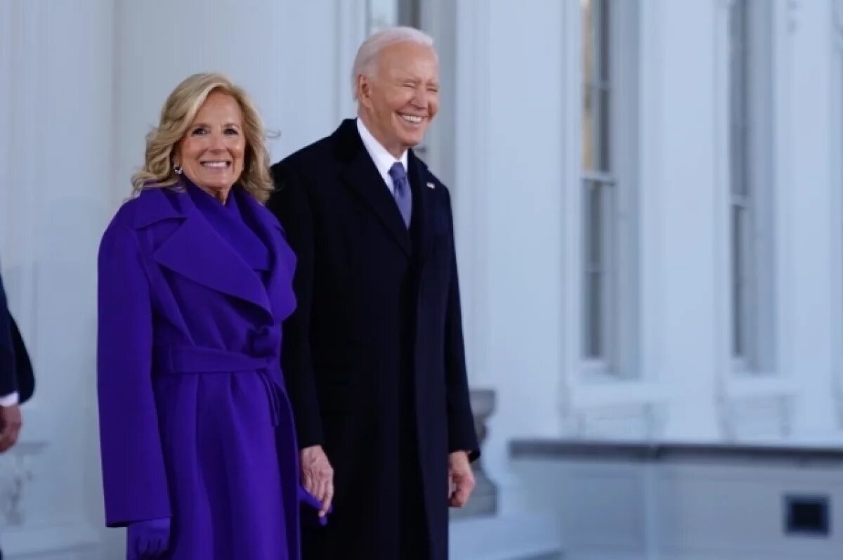    Байден впервые после ухода из Белого дома появился на публике