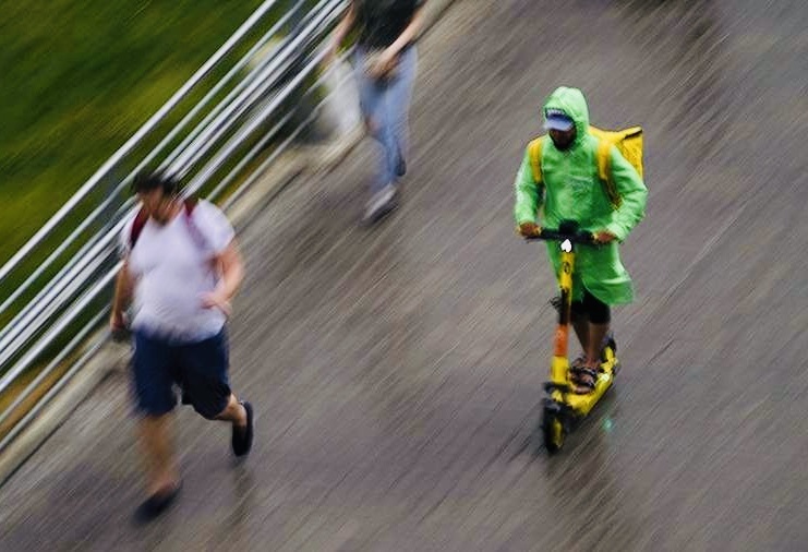 Во всем виноват курьер. Правительство бомбит от этого факта. Академики уходят в курьеры.