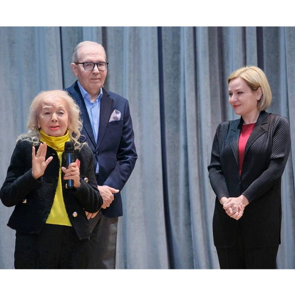     Глава Минкультуры России вручила госнаграды Светлане Безродной, Анне Снаткиной и Театру Сатиры