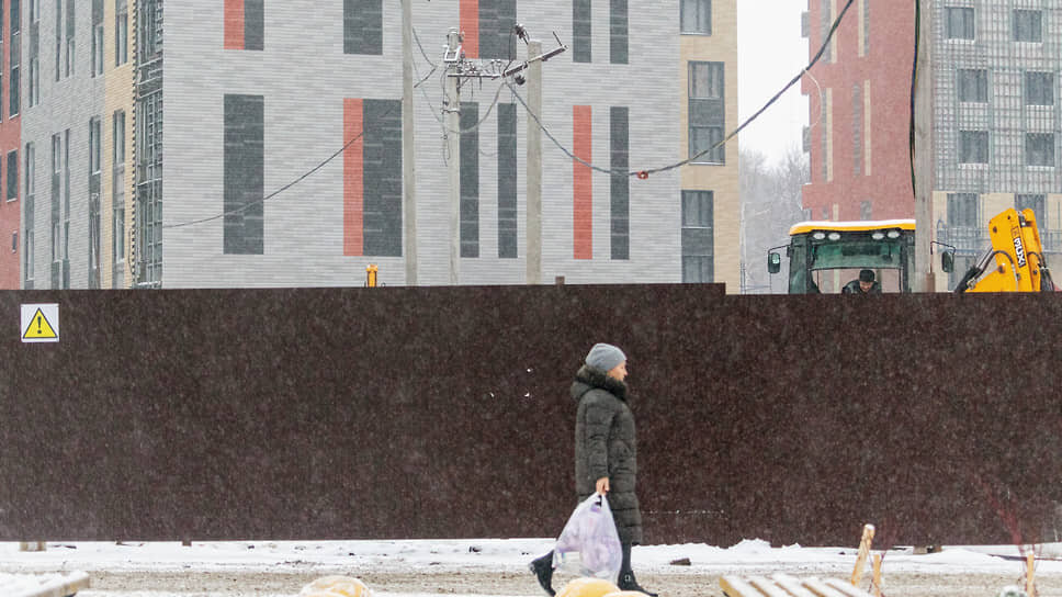 В Казани планируют ввести согласование граффити и рекламы на заборах строек.📷Фото: Данила Егоров / Коммерсантъ