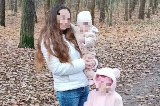    Юлия с дочками. Фото: соцсети