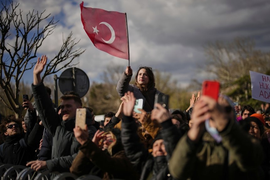 Турция. Стамбул. Сторонники Экрема Имамоглу во время акции протеста. AP/TASS