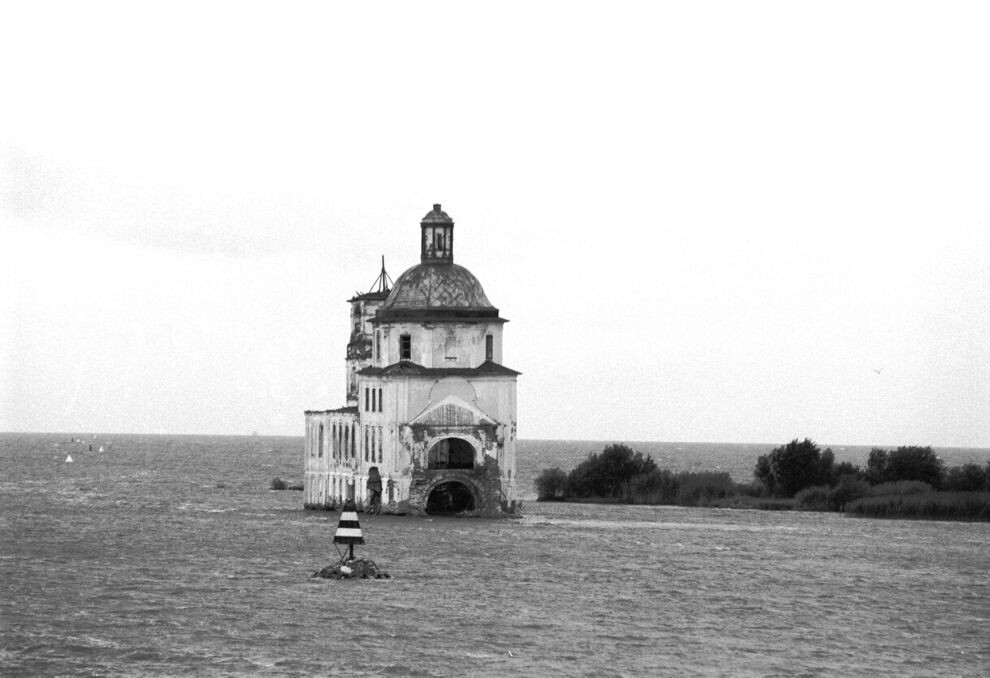 Церковь Рождества Христова в Крохино (Белозерский район Вологодской области). Фото У. Брумфилда. 1991 год. Источник: cultinfo.ru/brumfield/photoarchive