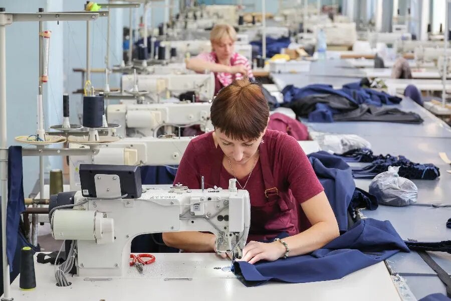 На петербургском рынке труда швеи пользуются высоком спросом, а их заработная плата демонстрирует завидные темпы роста./ФОТО Александра ПОЛЕГЕНЬКО/ТАСС