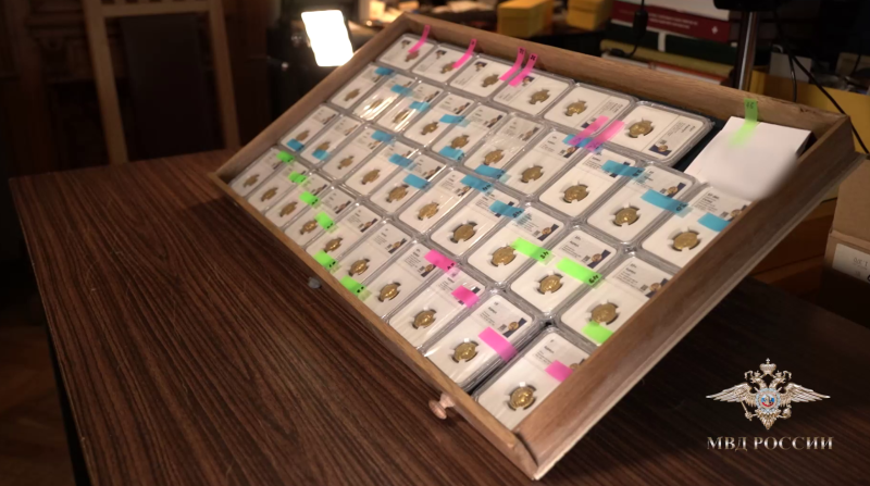    Когда несколько древнеримских монет появилось на антикварном рынке в Москве, полиция и ФСБ заинтересовалась их происхождением. Список сверили с ценностями, украденными в разных музеях мира, и нашли совпадения.