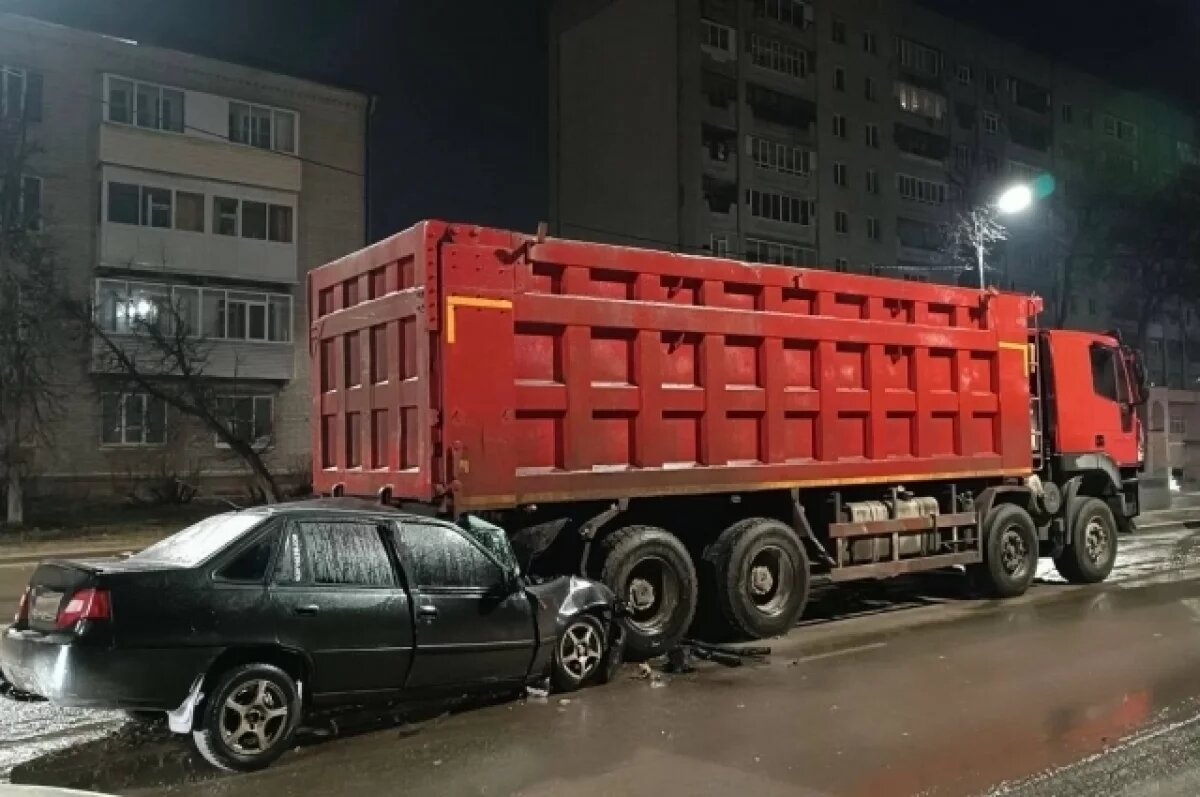    Водитель Daewoo Nexia врезался в припаркованный грузовик в Брянске