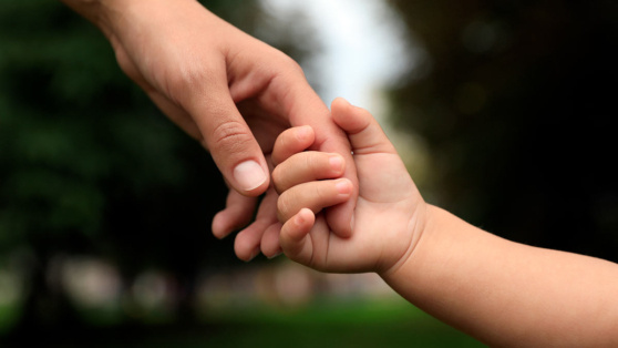    Работникам, усыновившим ребенка, продлили право на получение отпуска – кабмин ©New Africa / Shutterstock / Fotodom