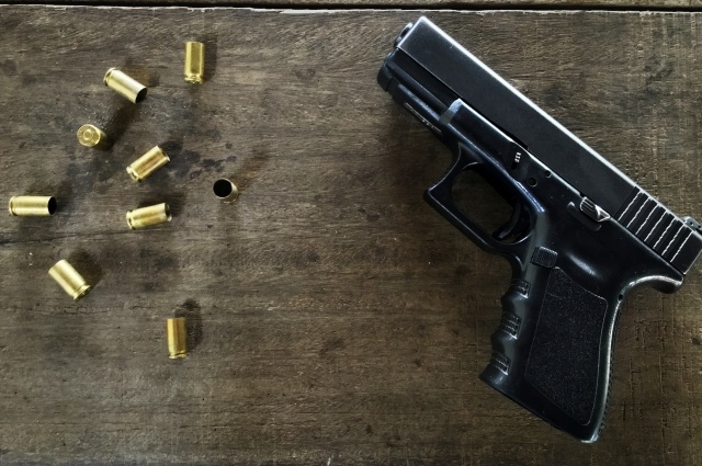    У мужчины изъяли пистолет и патроны. Фото: freepik.com
