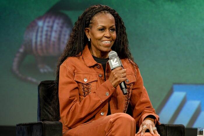 Мишель Обама рассказывает, как ей удавалось «оставаться в здравом уме» на фоне постоянных слухов в интернете о ней и её муже, бывшем президенте Бараке Обаме.
