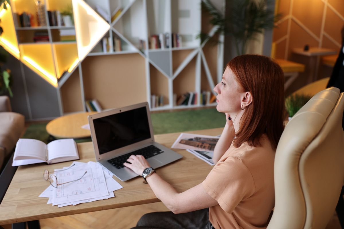 В постоянной учёбе есть свои подводные камни. Некоторые предприниматели не чувствуют момент, когда необходимо сделать рывок и выйти на новый уровень. Все знания и навыки у них на этот момент уже есть. Однако, они боятся себе в этом признаться, чувствуют неуверенность и продолжают проходить курсы повышения квалификации, слушать коучей и гуру, покупать тренинги. В итоге происходит обучение "в стол" и реальных результатов это не даёт. В бизнесе важны уверенные действия. Ведь успех это значит успеть!