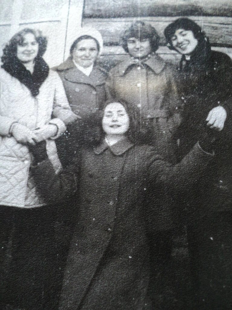 Молодые учительницы. Два филолога, два математика и одна химик-биолог. 