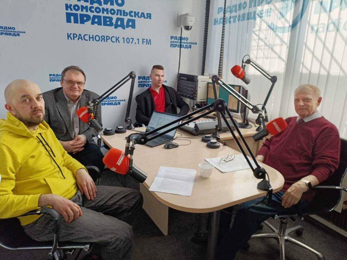 Ю. Н. Москвич с журналистами в студии радио «Комсомольская правда»,  крайний справа