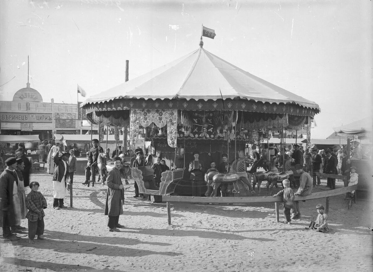 На фото карусель на Нижегородской ярмарке
