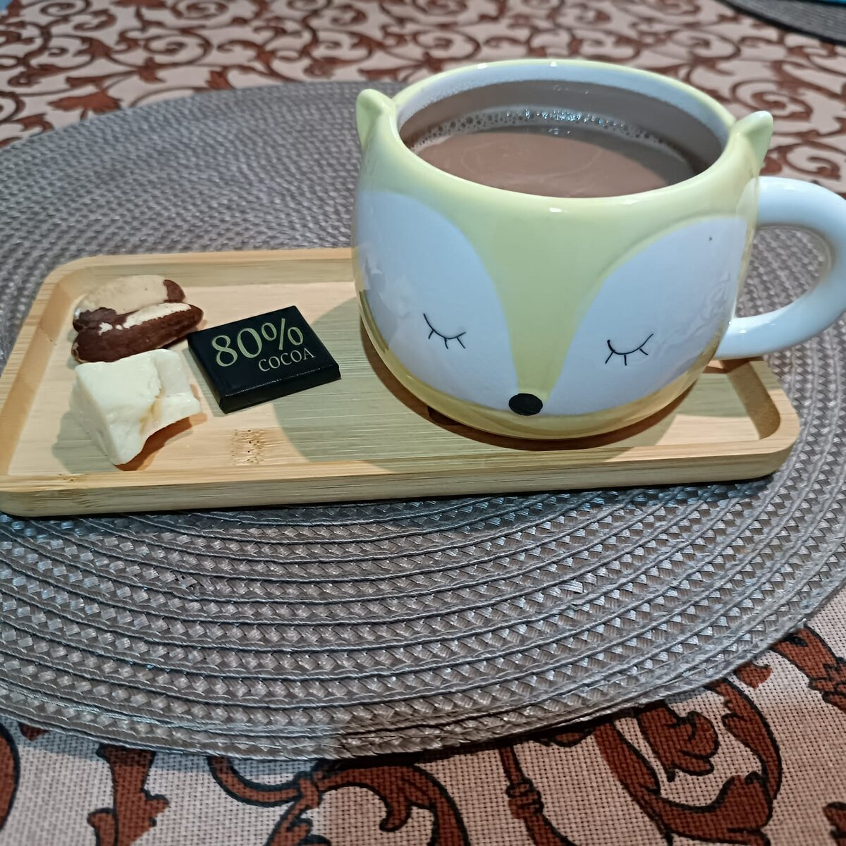 Вкусный перекус с какао: тёмный шоколад, бразильские орехи и кусочек пармезана