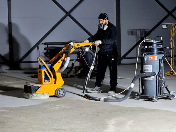 1. Очистите поверхность от крупного мусора
2. Выберите фрезы, для получения необходимого результата
3. Отшлифуйте необходимую площадь.                                                                                   
   Шлифовка бетонного пола — это не просто модный тренд, а настоящая необходимость для тех, кто хочет получить идеальную поверхность. Процесс шлифовки включает несколько этапов: сначала нужно подготовить пол, очистив его от грязи и пыли, затем выбрать подходящий абразив для шлифовки, который подходит именно для вашего типа бетона. После этого начинается сам процесс: шлифовка осуществляется с использованием специальных машин, которые позволяют достичь нужной гладкости. Не забудьте про финишную обработку, чтобы защитить пол от повреждений и придать ему красивый вид. Так что, если ты задумываешься о шлифовке, знай, что с правильным подходом твой пол будет служить долго и радовать глаз!