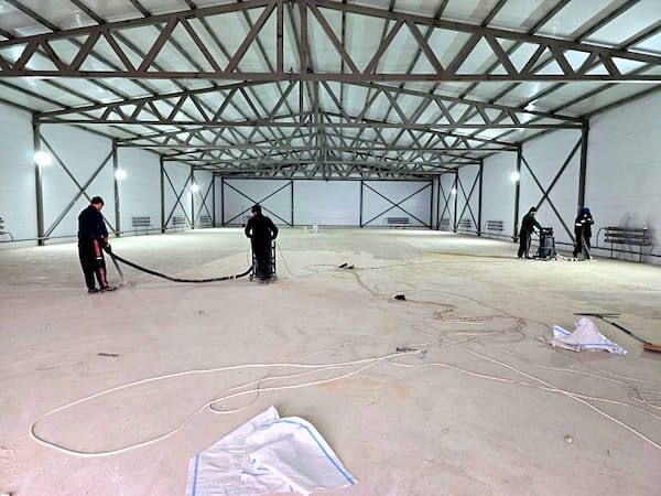 4. Произведите уборку промышленным пылесосом.                                                    
  Промышленные пылесосы – это настоящие помощники в этом процессе. Они не только эффективно убирают мелкую пыль и мусор, но и помогают избежать образования грязных пятен на уже отшлифованной поверхности.