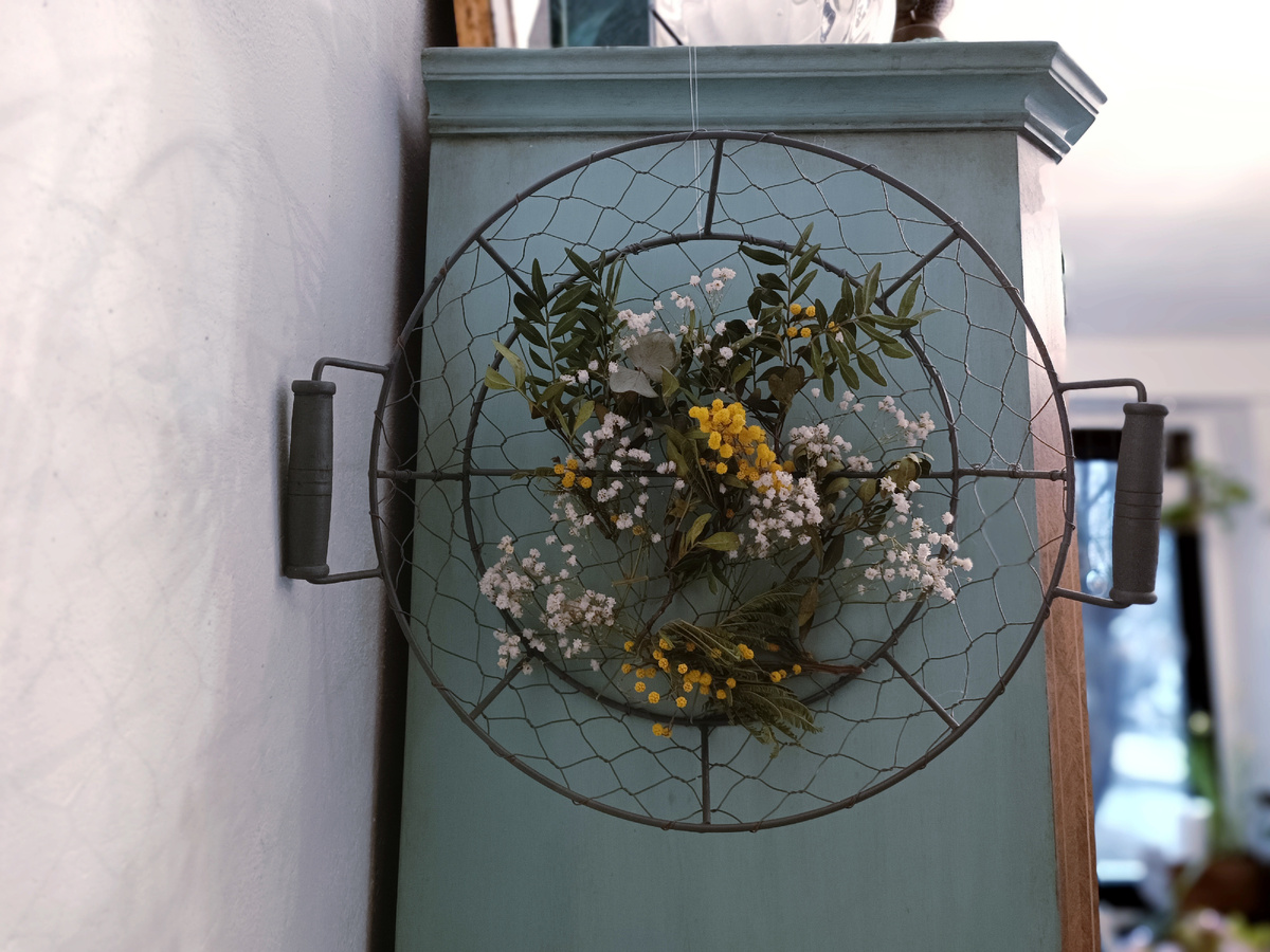 Единственную композицию с сухими цветами я сделала и повесила повыше