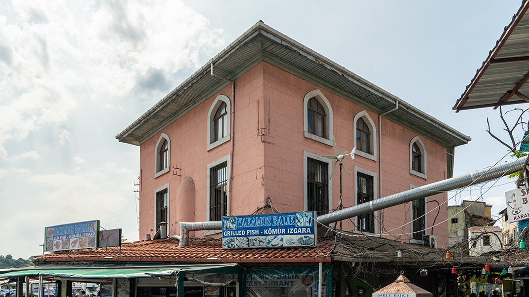 Рядом расположены торговые ряды и заведения общепита