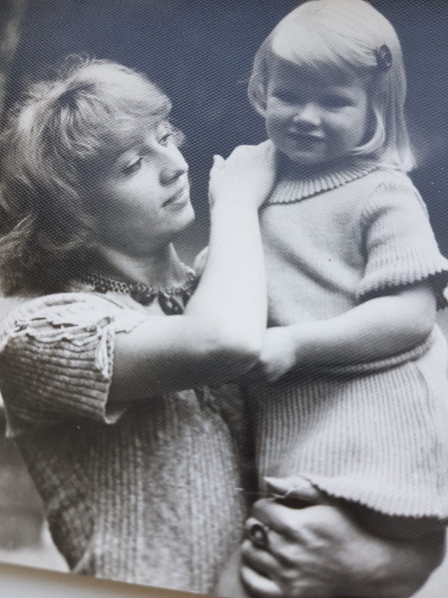 Мы с мамочкой. Мне 3 года. Мамуля у меня красотка, но я полностью похожа на отца. У нас все женщины в роду красивые, особенно моя бабушка. Но все не похожи друг на друга, абсолютно разные типажи