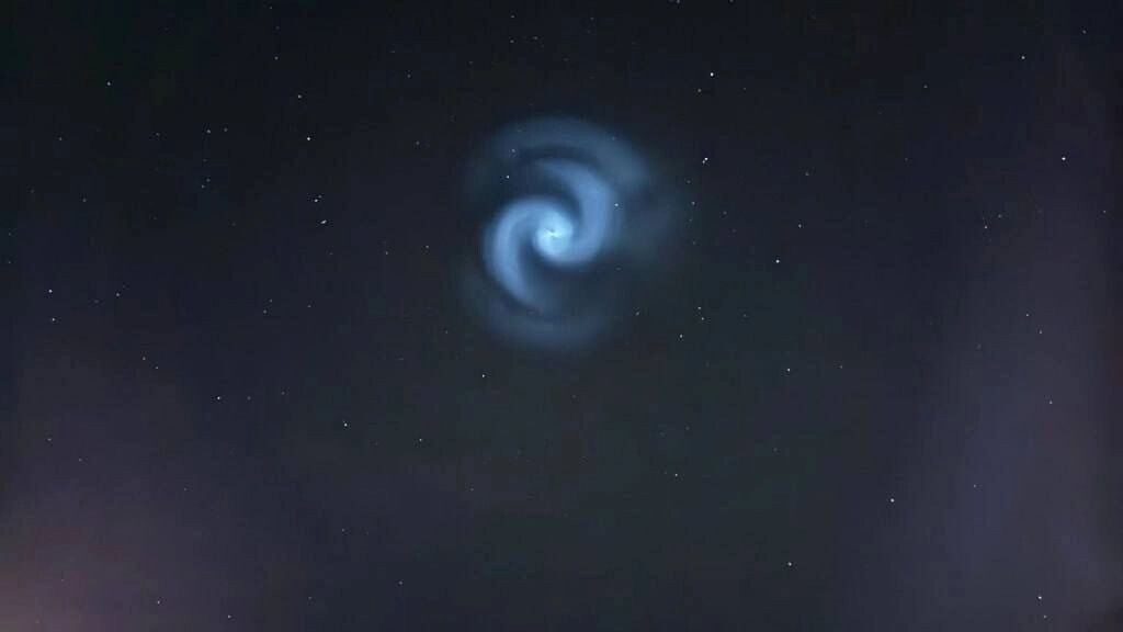 Голубая спираль в небе 24–25 марта. Наводит на всякие мысли