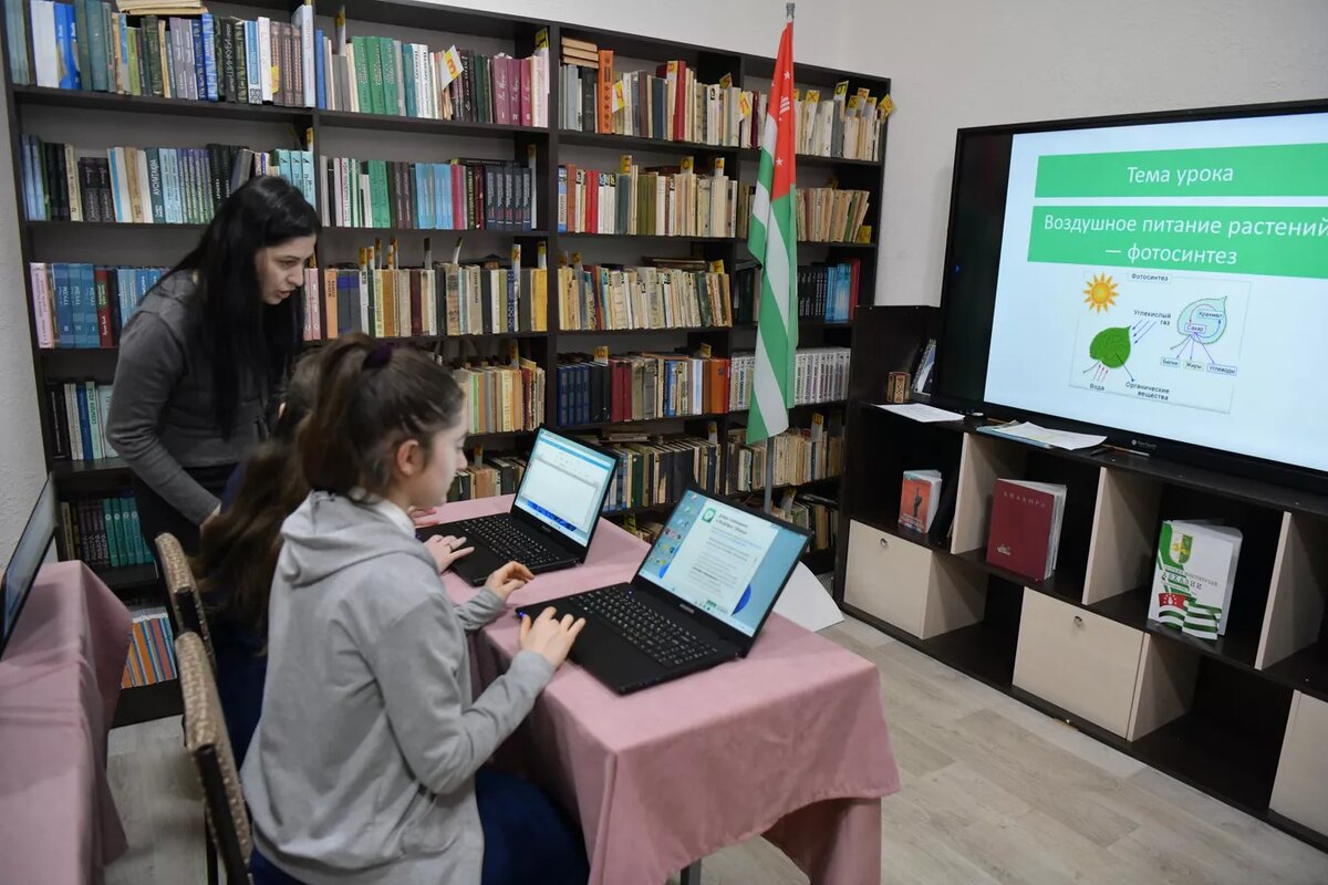 Компьютерный класс в школе села Мгудзырхуа