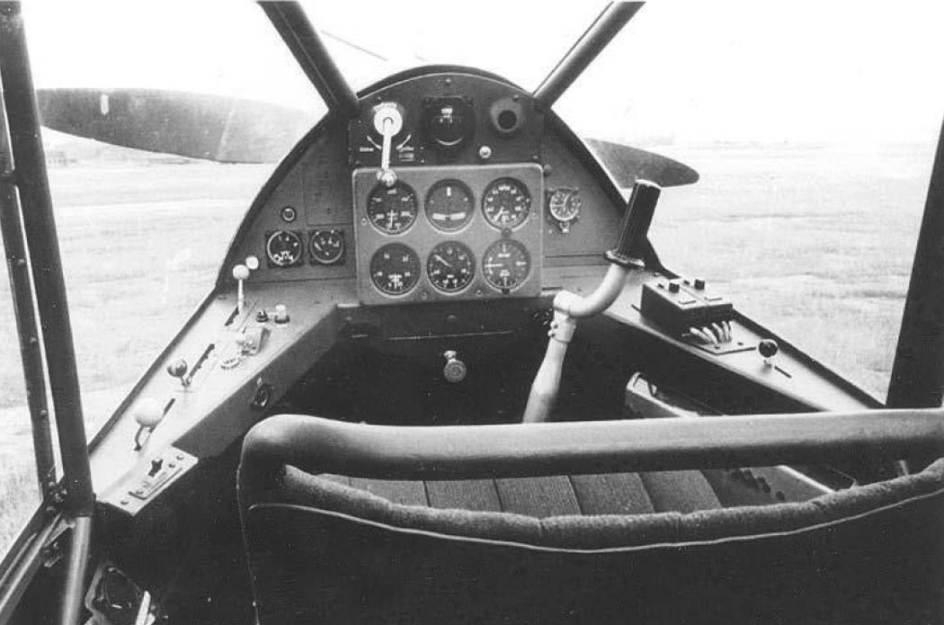 кабина экипажа самолета связи Fieseler Fi 256. сиденье пилота. Снимок airwar.ru