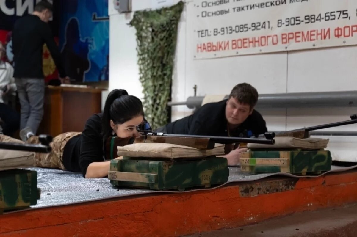    Держать себя в боевой форме помогает стрелковая подготовка.