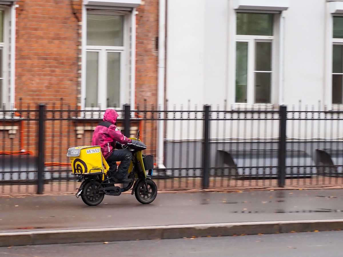 В Петербурге полиция провела рейд по курьерам.  Фото: Антон Федулов