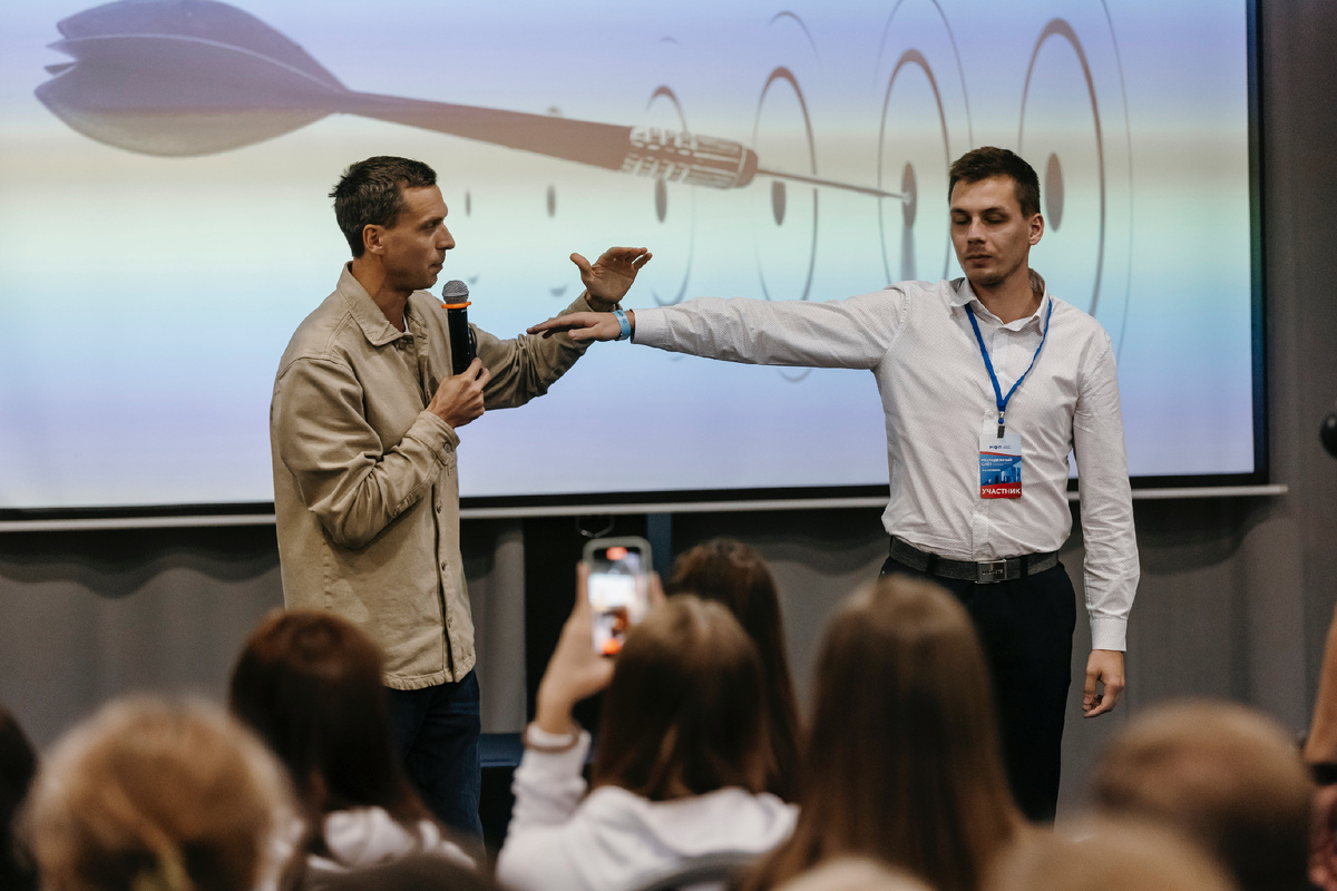 Эксперт-практик в области психологии успеха и достижений Павел Вербняк уклоняется от огромного дротика, который прилетает мне прямо в голову и я начинаю писать этот пост