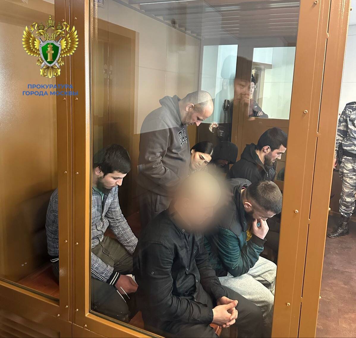 В "клетке" фигуранты дела - семь уроженцев Средней Азии. Фото прокуратуры Москвы.