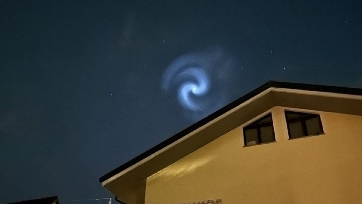 Таинственную светящуюся спираль в небе заметили ночью жители Кубани. 25.03.2025 г.