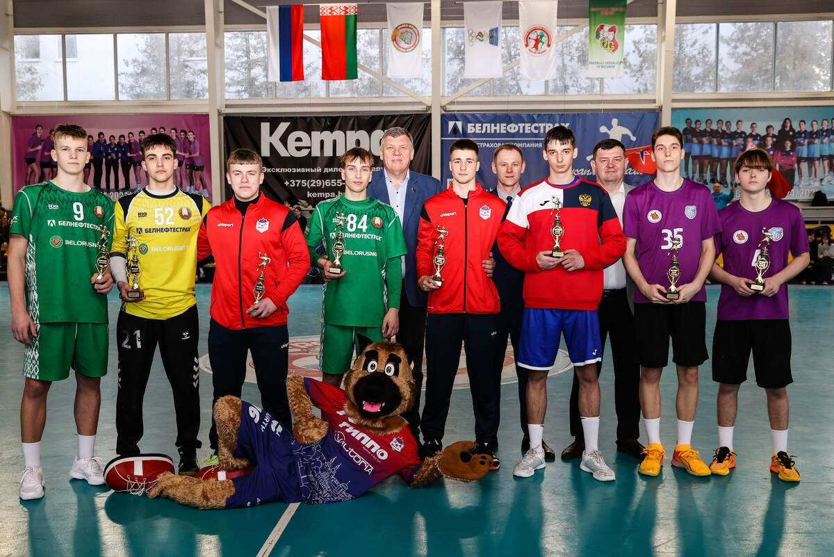    В символическую сборную Спартакиады попали три россиянина. Геннадий Чураков (третий справа) из сборной России   
и Илларион Крупнов (№35) с Иваном Близнецовым (крайний справа) из Чехова