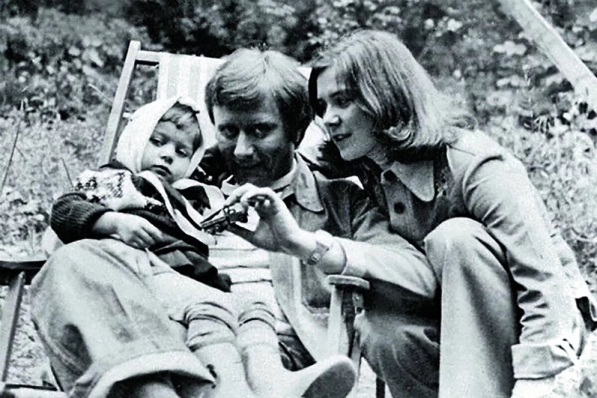    В 1974 году Андрей Миронов и Лариса Голубкина всё-таки съехались. Через два года отправились в ЗАГС.