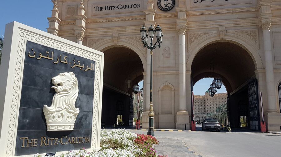    Гостиница The Ritz-Carlton в Эр-Рияде, где прошли переговоры делегаций России и США по урегулированию украинского конфликта / Источник: © Михаил Воскресенский/РИА Новости